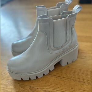 Women's beige Chelsea Boots - NEW